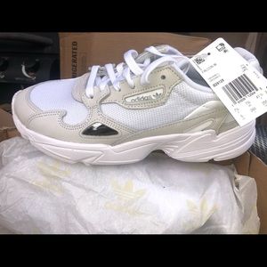 Size 9 women falcons nwt